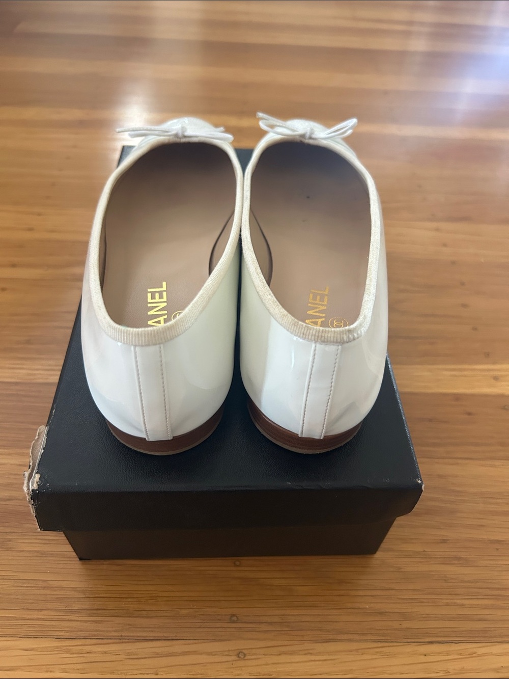 CHANEL White Patent Leather Ballet Flats with Bow and CC Stitching - Picture 3 of 6
